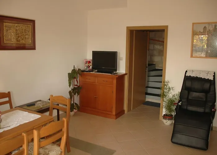 Vukorep - Two Bedroom With Terrace And Field View